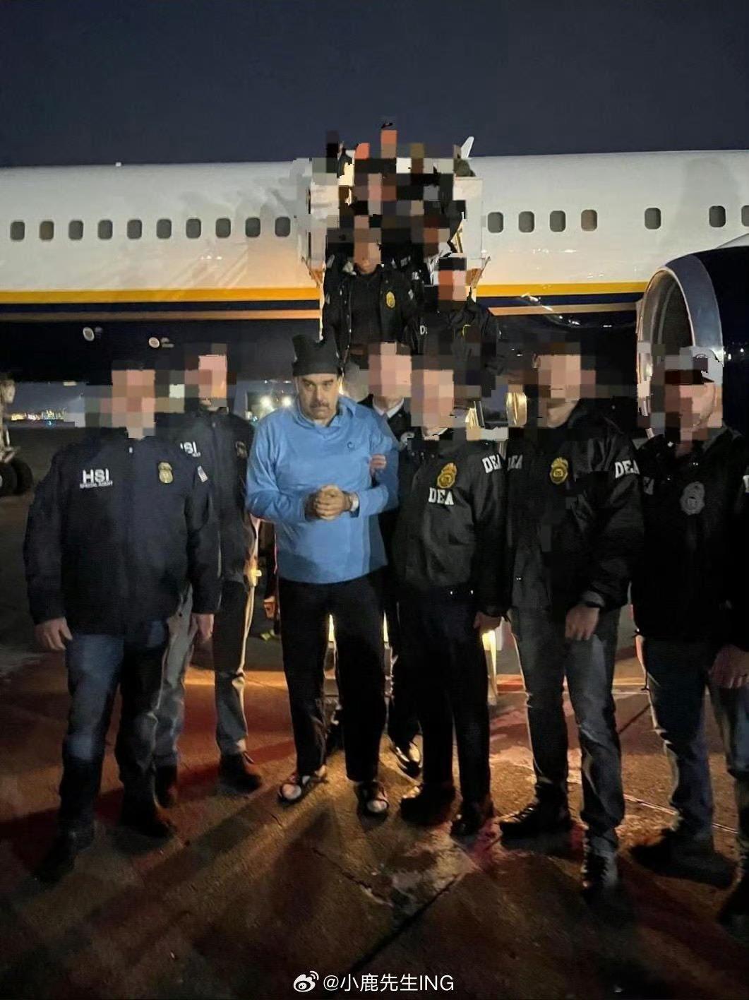 马杜罗戴脚镣走下飞机震撼人心！我们战略应该做出调整了！下一个是谁？伊朗、尼日利亚