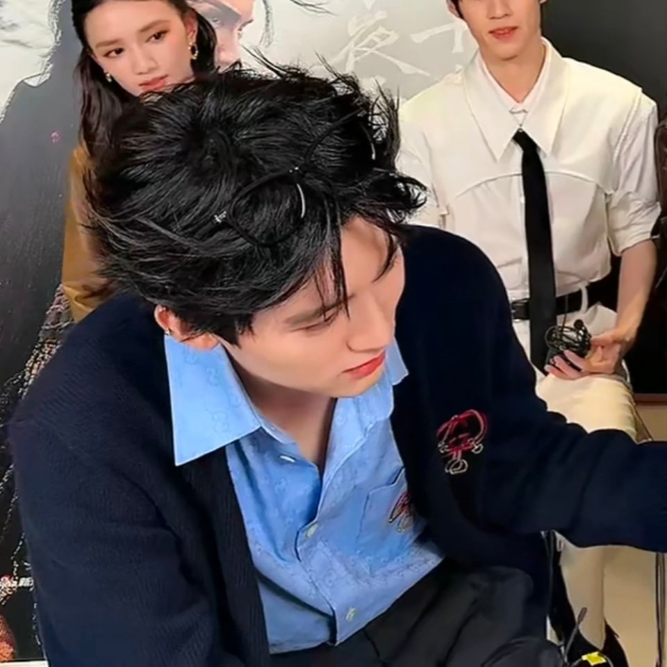 我以为戴了个墨镜，结果是个眼镜框