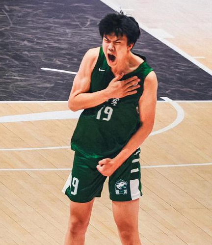 17岁2米13新星刘朕赫:获4所NCAA邀约，有望成下一个易建联