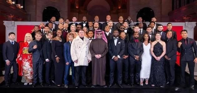 【该不该合影？】乌克兰拳王亚历山大·乌西克与俄拳手贝特比耶夫、比沃尔合影引争议。