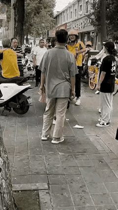 大妈扬手扇向外卖小哥时，八成以为这又是一场“稳赢”的较量——在家横惯了，出门也觉