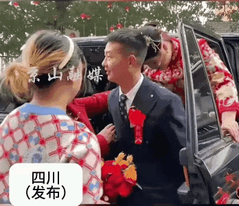 新郎看着清瘦，背新娘时脚步有点踉跄，小姑子在旁边看了，没多说一句就主动站了出来，