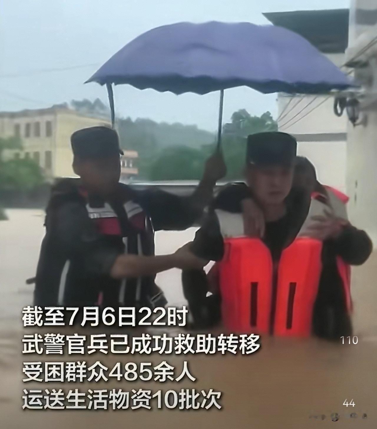 解放军来了，子弟兵的臂膀成了广西洪水受灾群众的避风港。其实他们也只是一群孩子，只