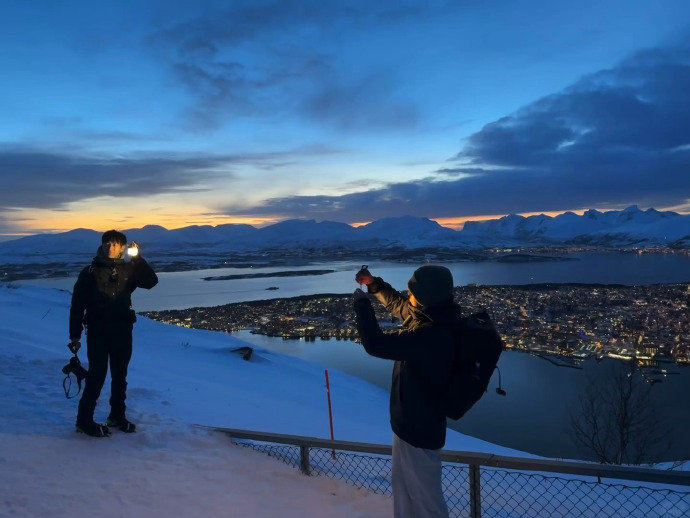 李现侧脸蓝调氛围感李现去了韩商言出生的挪威李现侧脸蓝调氛围感，李现去了韩商言