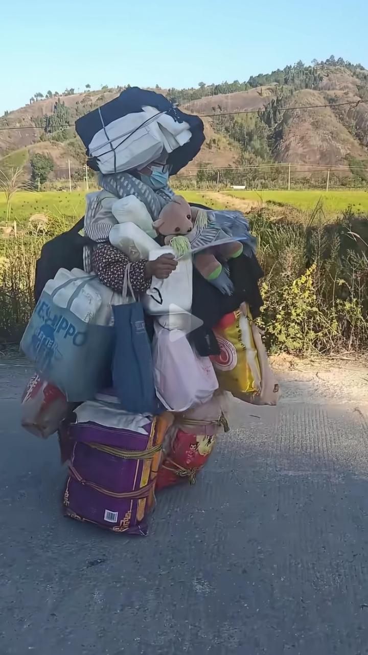 看着这位满身捆绑行李，独自徒步在江西路上的女子，心里五味杂陈。很多人叫她流浪