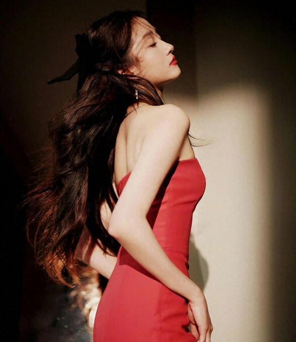 关晓彤时髦红色连衣裙造型吸睛，解锁红裙搭配要点及发型配饰魅力