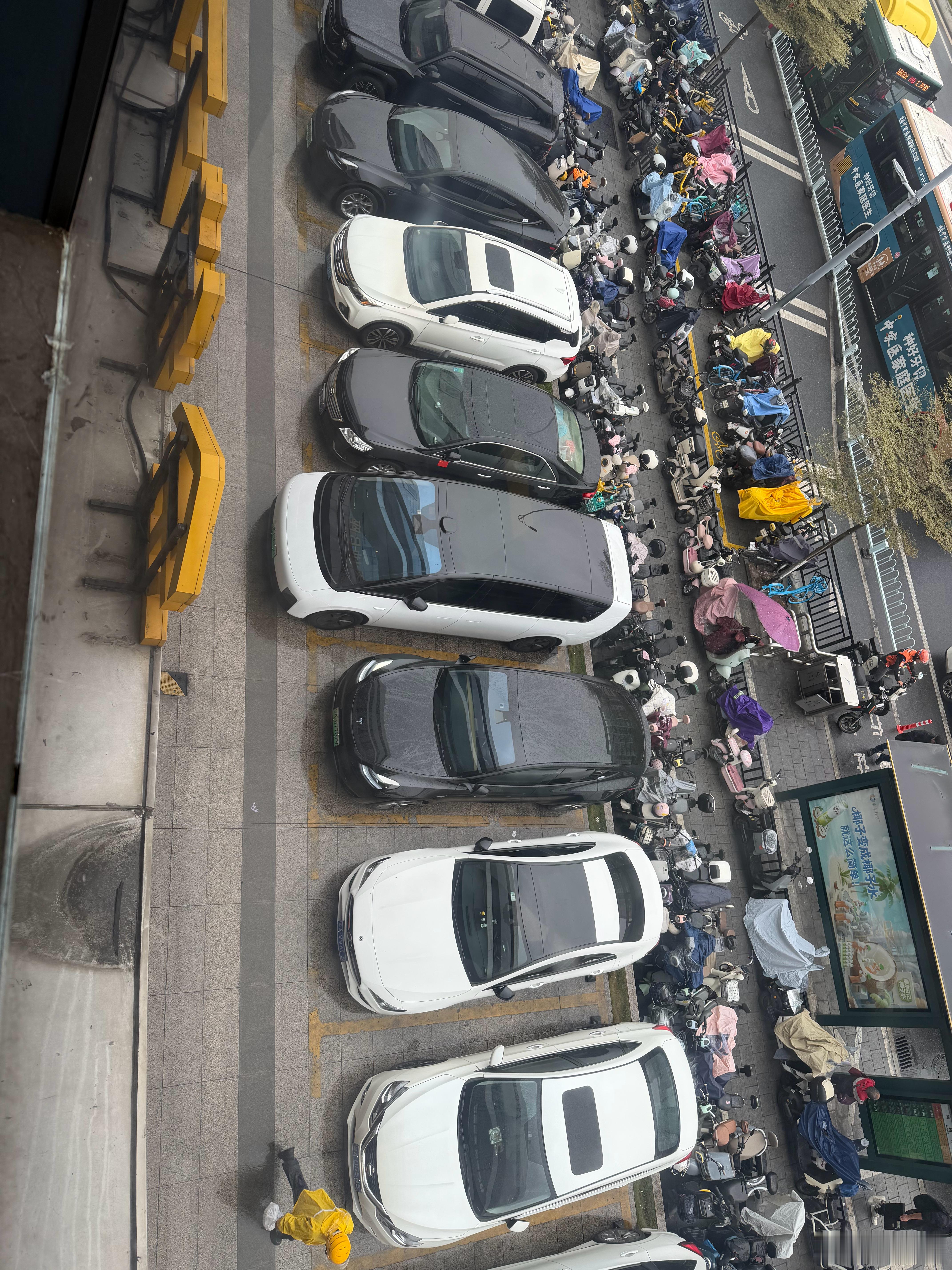 在楼上吃潮发，惊讶发现车头有点太靠外，后轮也没有碰到限位。其实从车上看已经很靠后