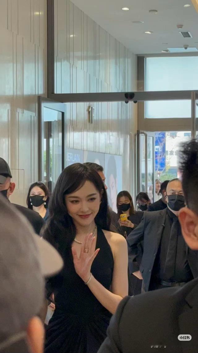 唐嫣青岛omg快来感受一下唐嫣青岛蒂芙尼线下活动的绝美生图每一张都是状态t