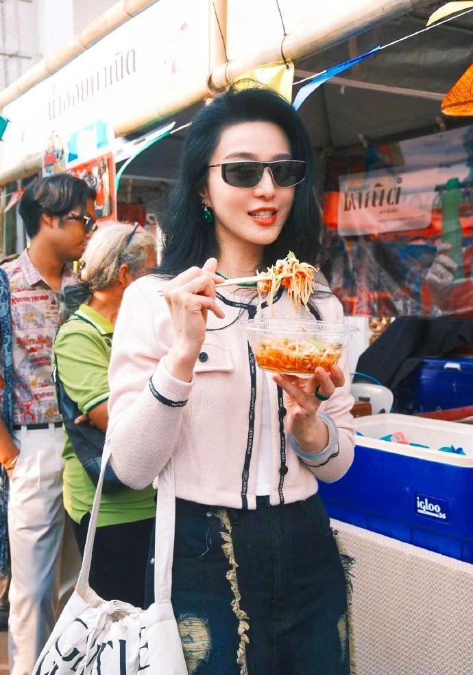 她的衣品审美风格一直这样，不像42，像52，或者上一代人。所以即使从前貌美的时
