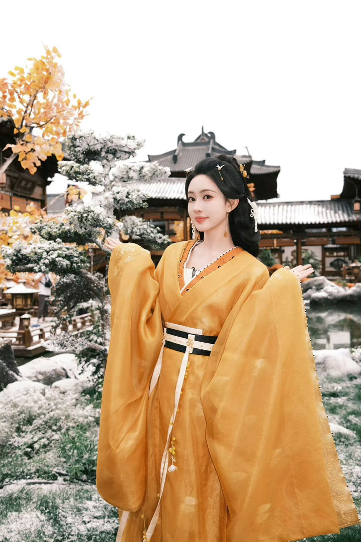 孟子义百花杀雪景剧照谁能抵挡雪中黄衣美人的暴击，白雪漫天，金黄银杏相伴，孟子义眉