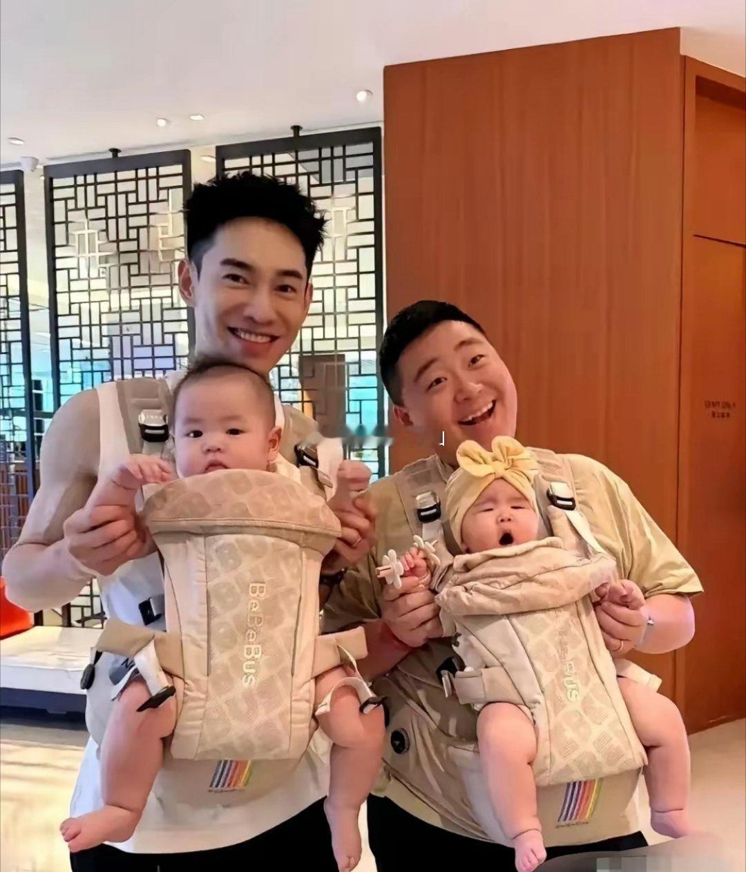 欧阳妮妮与郝劭文近日带娃聚会，画面温馨。欧阳妮妮抱着儿子，郝劭文领着女儿，后者与