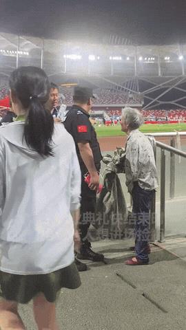 火到人民日报了！近日，山东枣庄，一名独臂老人想溜进大学生毕业晚会去捡瓶子，保安不