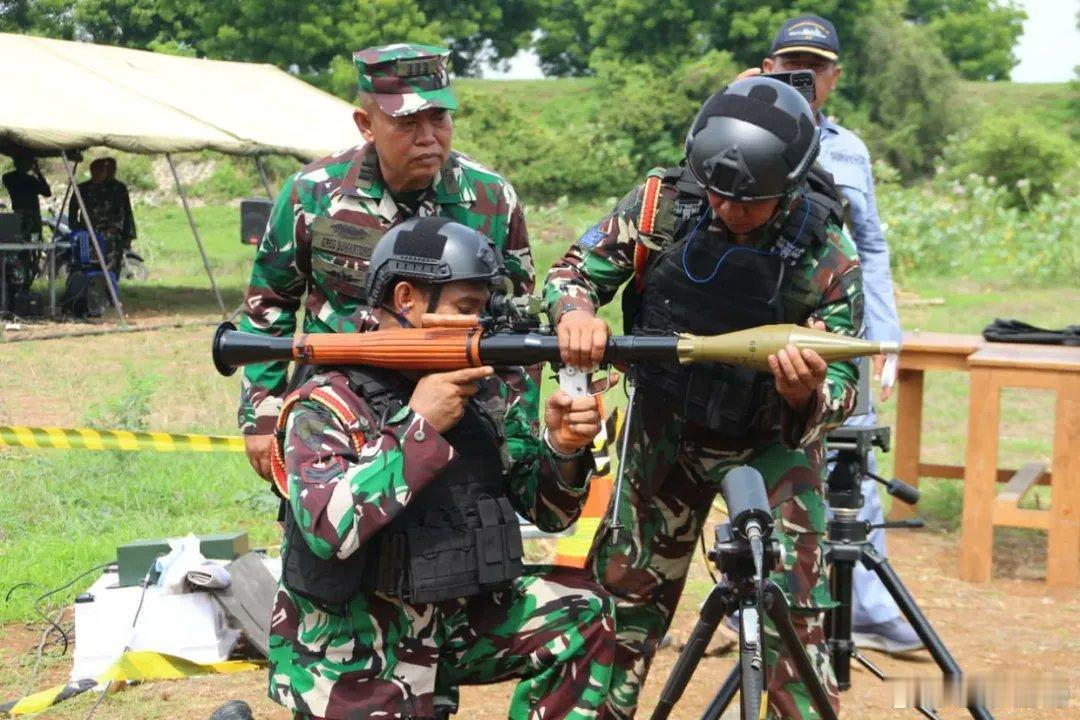 11月14日印尼海军陆战队测试中国北方工业公司生产的69-1型火箭筒和DZJ-0