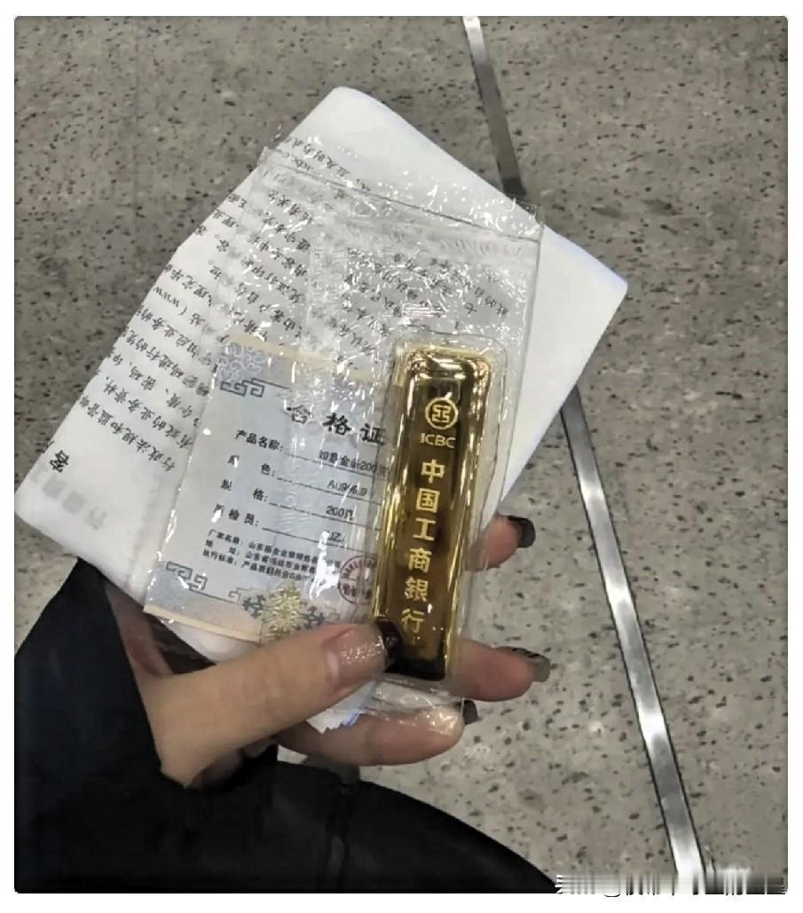 看了今天的金价，感觉整个五一都过不好了。5月3日，金价从1022跌到10