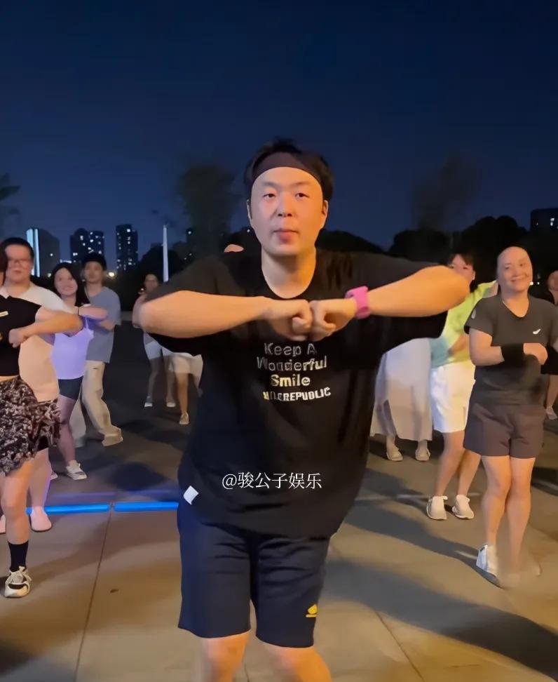 近日，湖南长沙街头，杜海涛被网友拍到跳广场舞后与粉丝亲切互动，毫无明星架子，非常