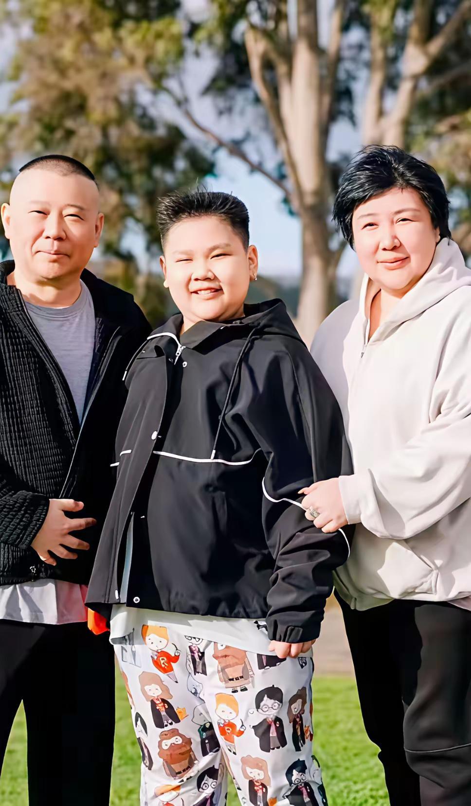 郭德纲带妻儿澳洲旅游，二儿子安迪长得太像妈妈王惠，十几岁的年纪身高已经超过了郭德