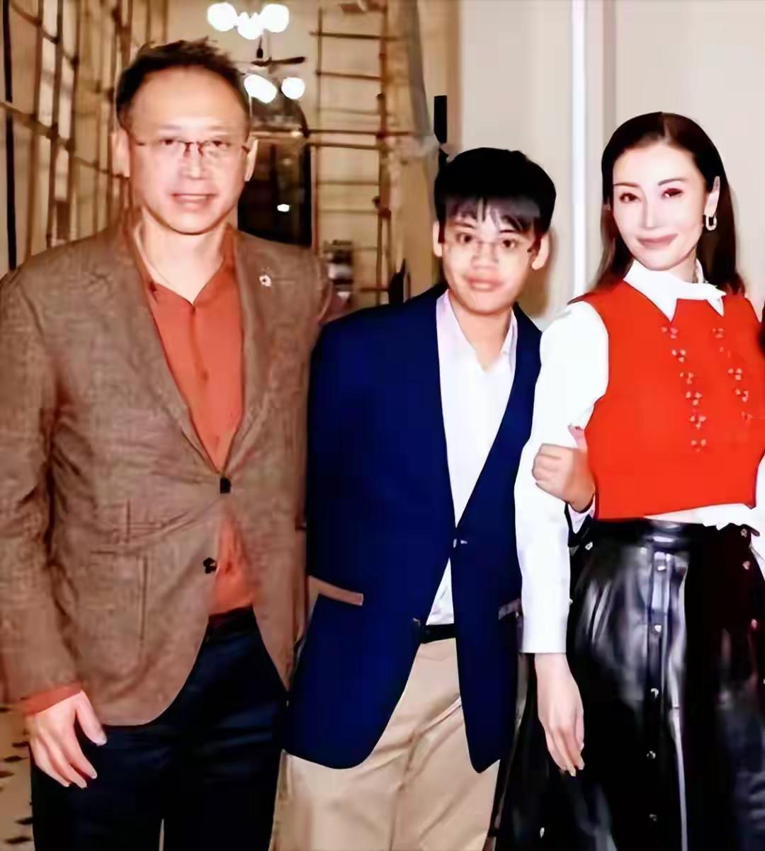 为什么星二代不是每个人都像明星父母那样相貌出众。其实很多明星并不是五官端正完美