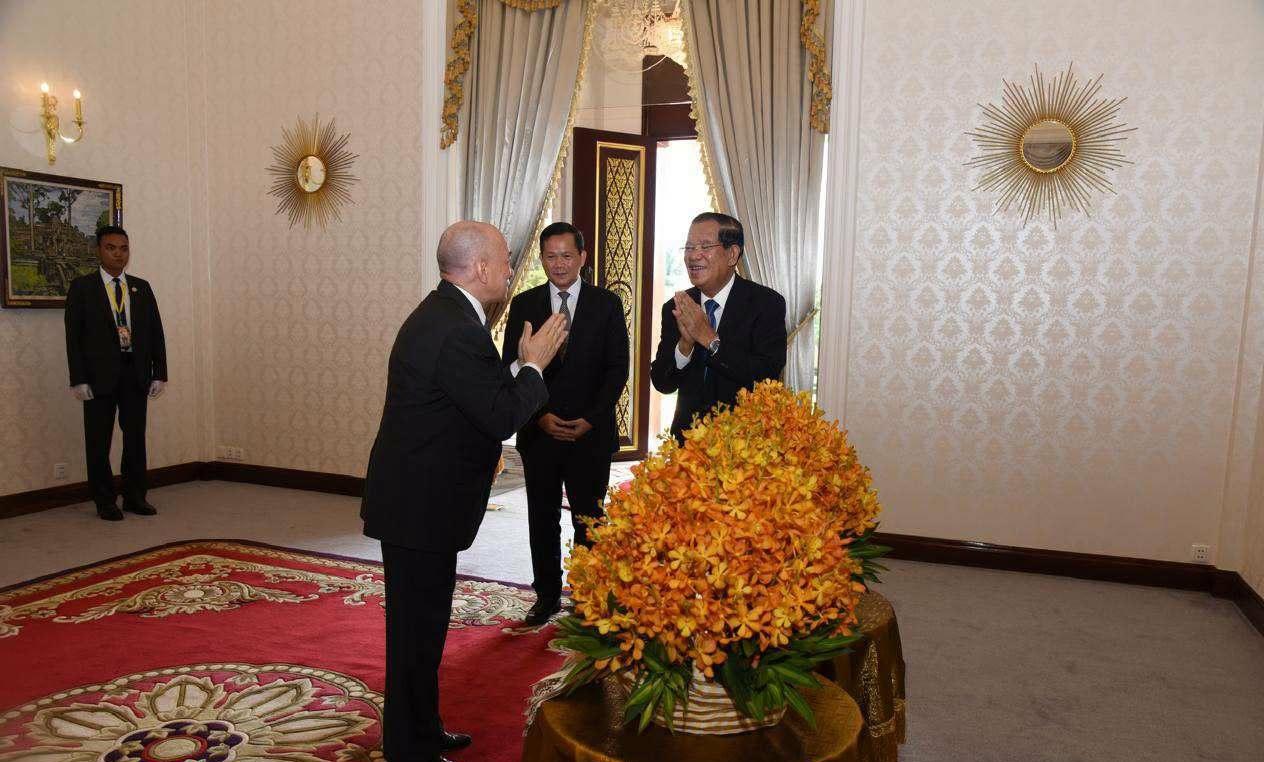 西哈莫尼国王得了癌症，来中国做手术，为什么洪森亲王带着两个儿子也来了？洪森亲王