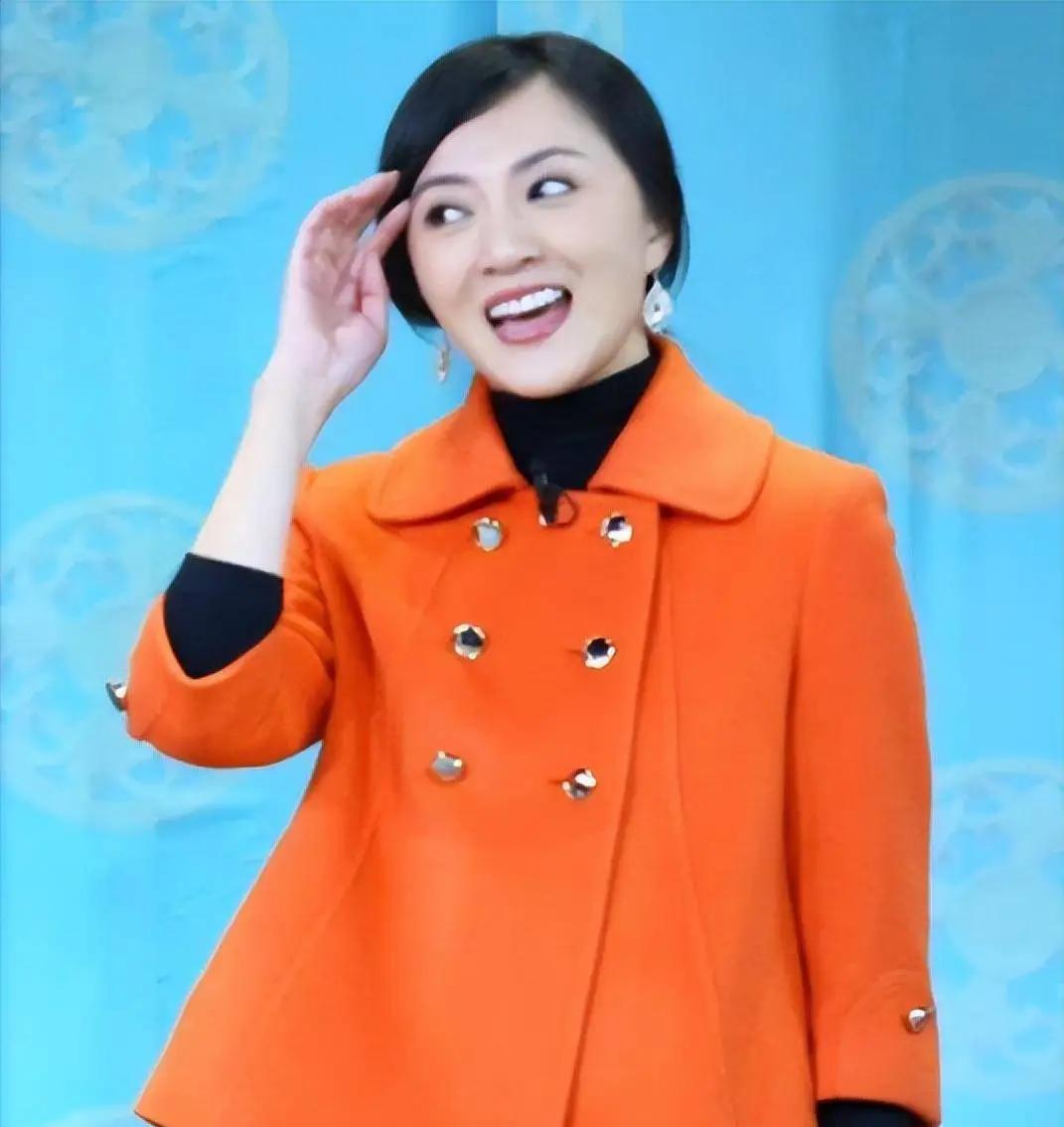 她是冯巩御用老婆，连登五年春晚后精神失常，现在52岁怎样了？金玉婷，毕业于解