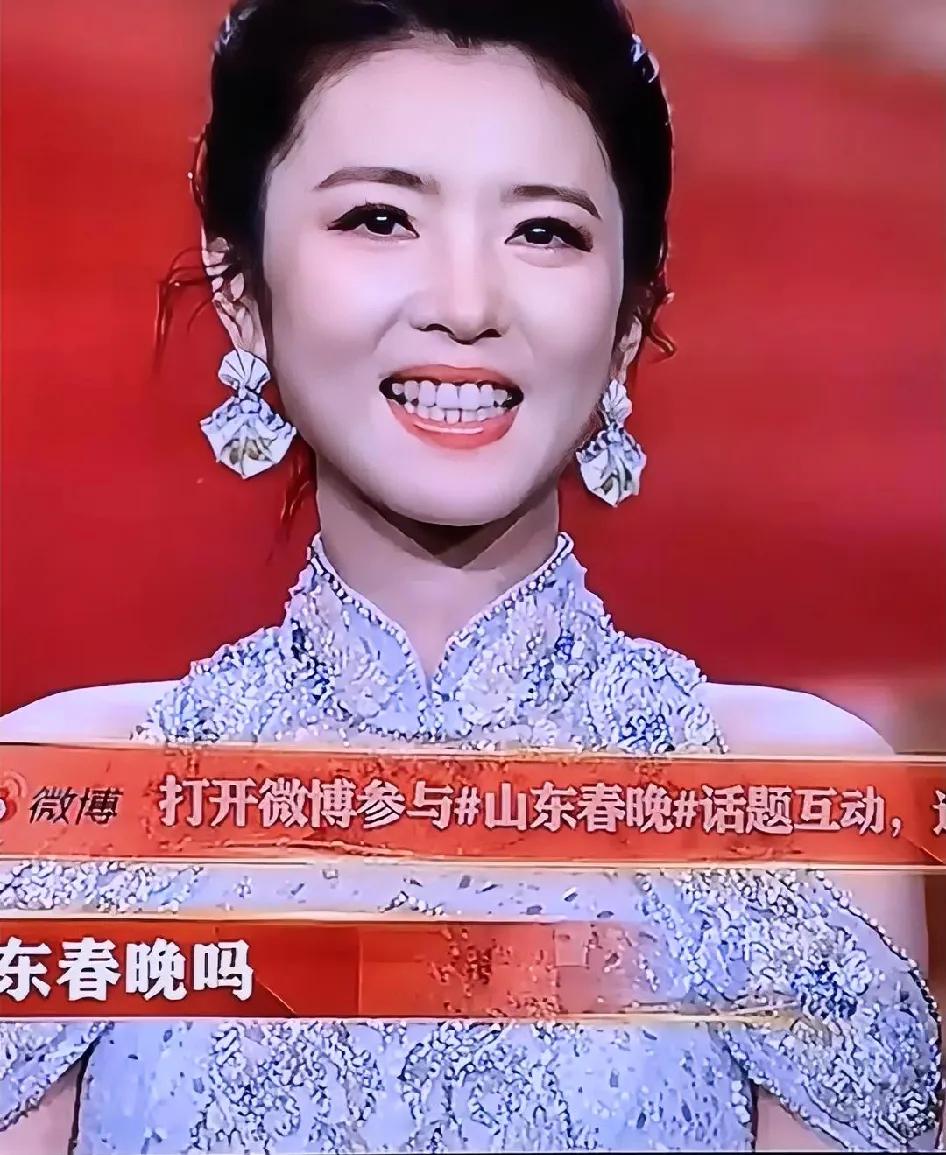 我有点佩服山东春晚了。这次出其不意挖到宝了，李云霄这作为江浙独生女，这会要成山
