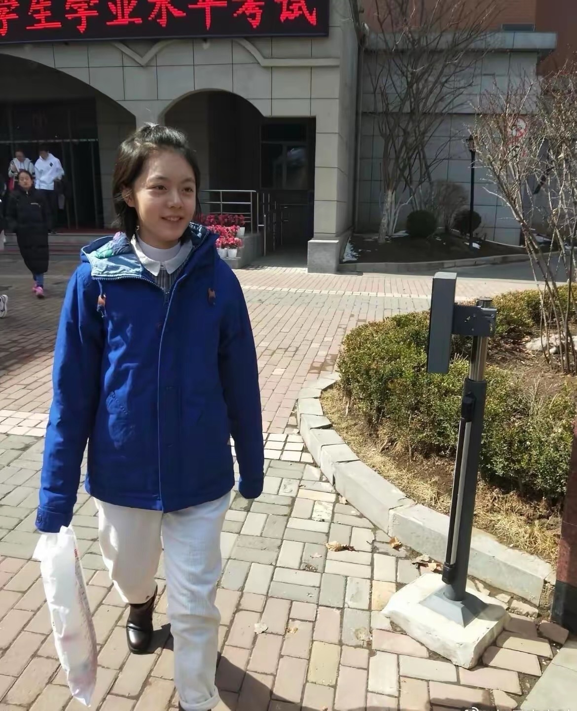 高中时期刚考完试的赵今麦