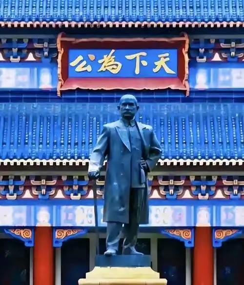 国民党称国父，台湾称国父，民进党不敢不称国父。而中国大陆，中国共产党，中华人民共