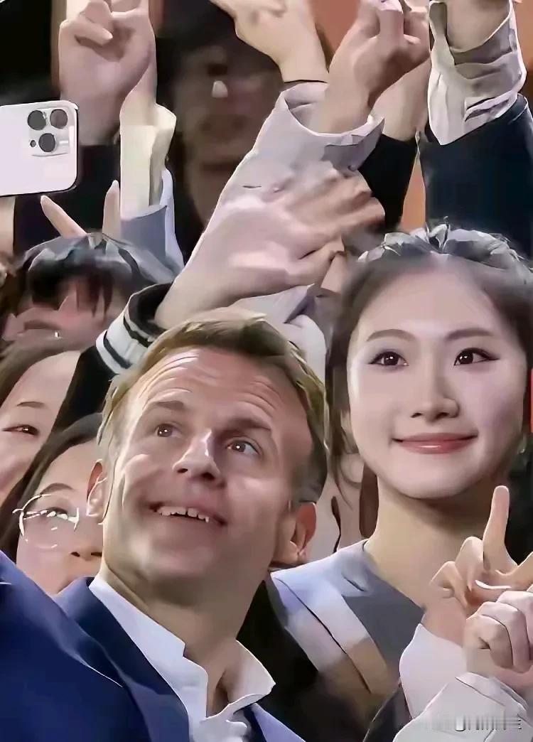 我有个大胆预测，马克龙川大自拍照带火的这位川大女生，接下来，将会有三个好消息