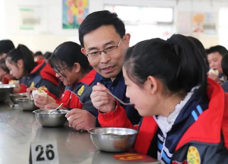 一位五十三岁的县城学校的老师说，他经常能从网上看到有的地方查处中小学校长的消息，