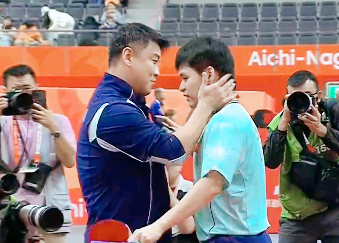 笑死我了！林诗栋4:3逆转林昀儒后，王皓一激动，亲林诗栋额头时，看到石头的手了，