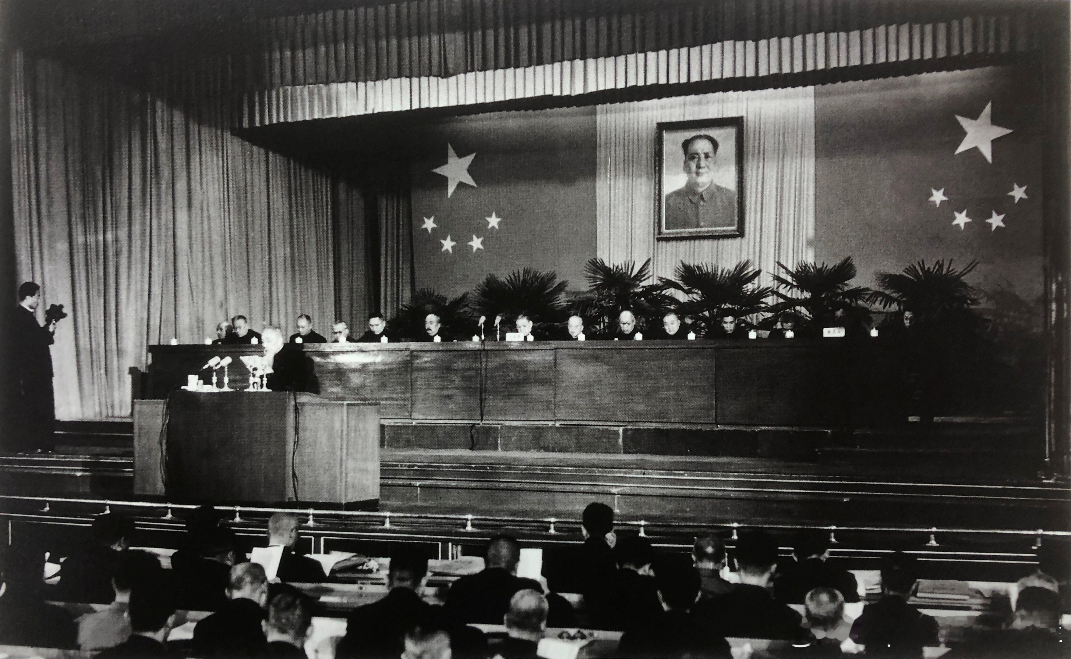1951年10月政协第一届全国委员会常务委员会第三十次会议决定筹备成立全国工商业