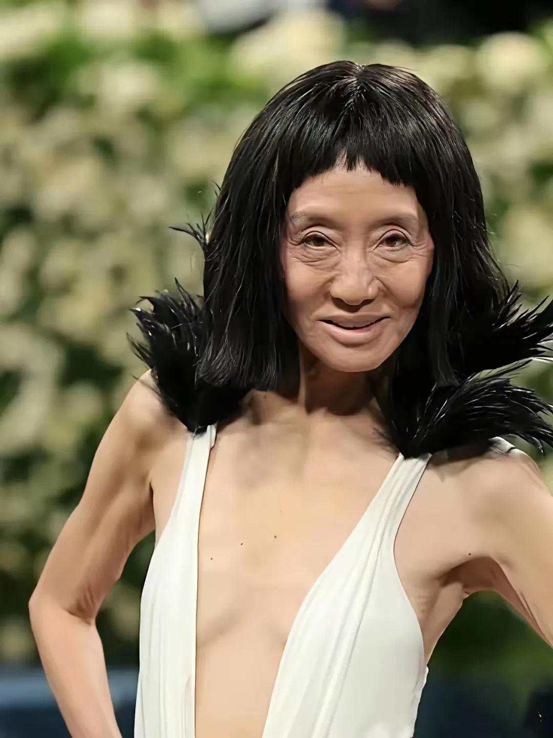 75岁王薇薇的红毯造型，真是让人又佩服又忍不住琢磨！这状态谁看了不喊一句“抗老天