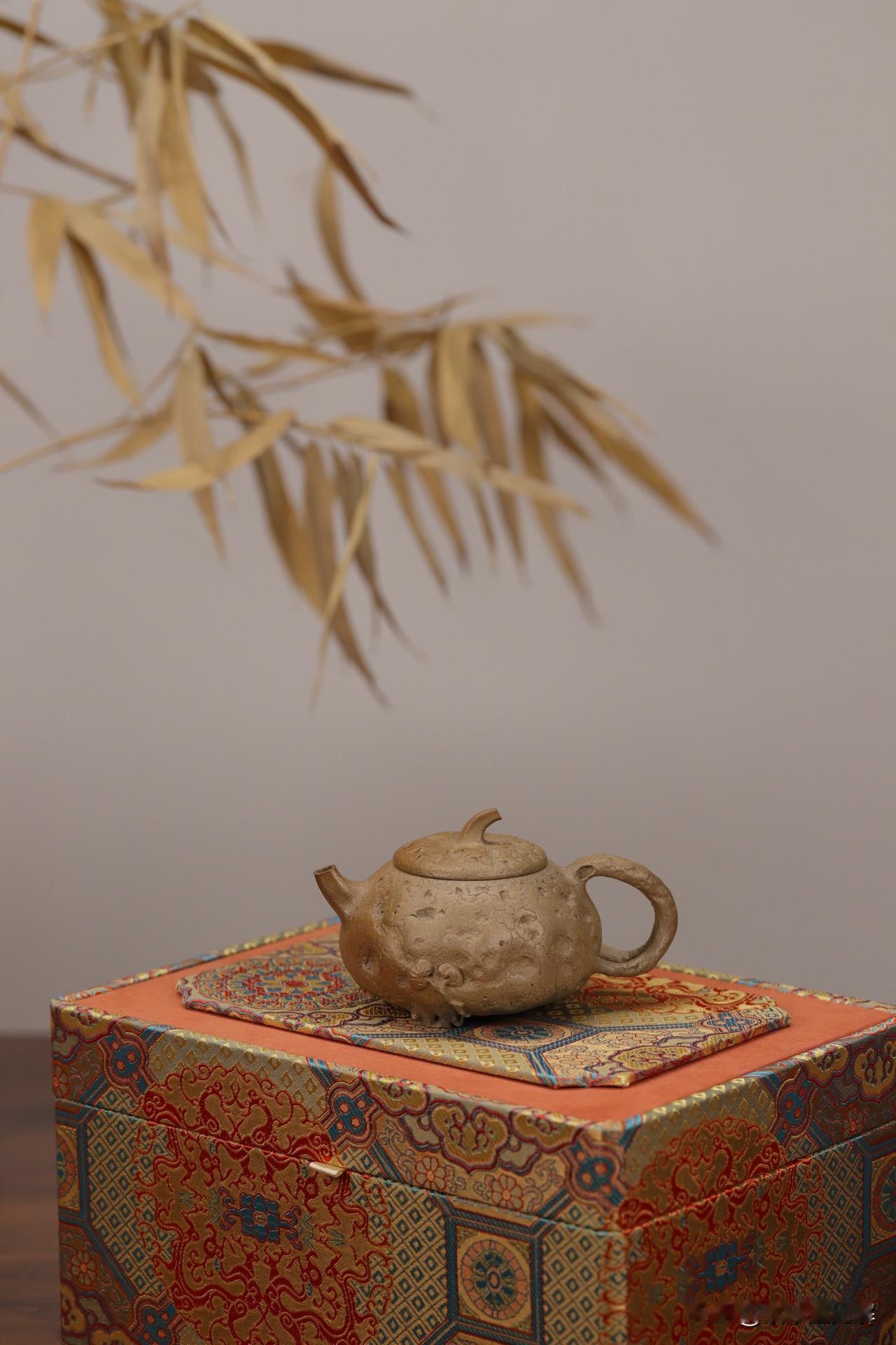 紫砂壶里的“几何美学”：筋纹器，为什么是检验工艺师的试金石？在紫砂壶的江湖里，