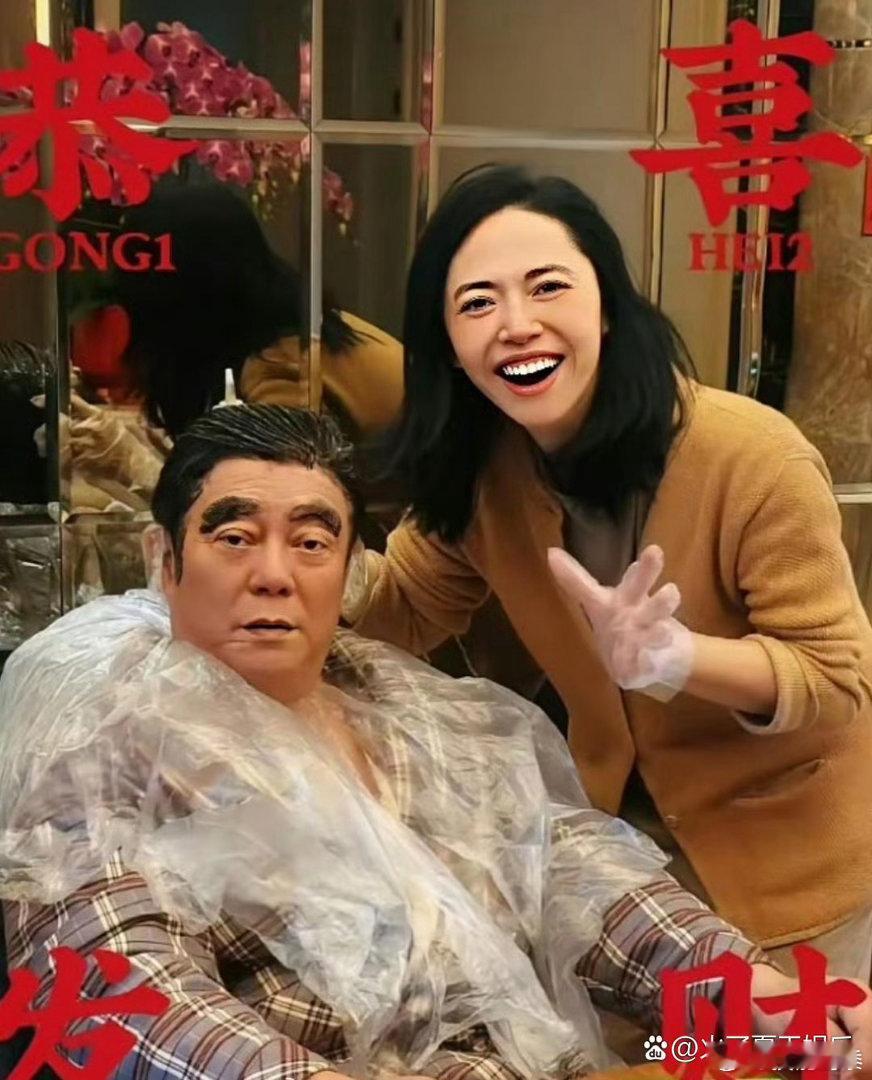 姚晨给她爸染头发，连眉毛都不放过，看她爸那眉眼，我咋想到了如来佛祖