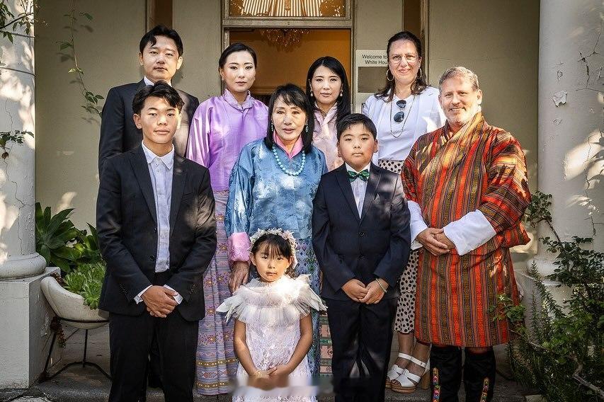 王室王室不丹王室2025年2月，县城二王后一家在澳洲，妈呀这五王子怎么