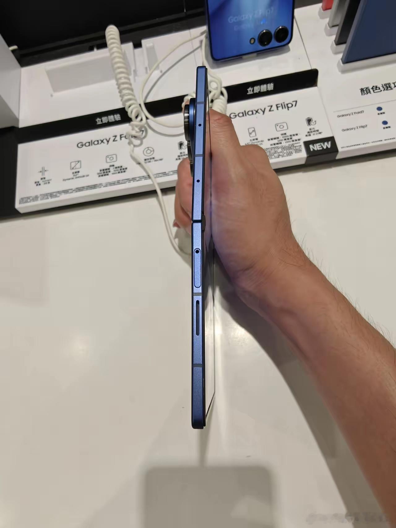 三星折叠屏的弊端，到三折叠依旧还未能够得到有效的解决。网友：遥遥领先，遥遥领先于