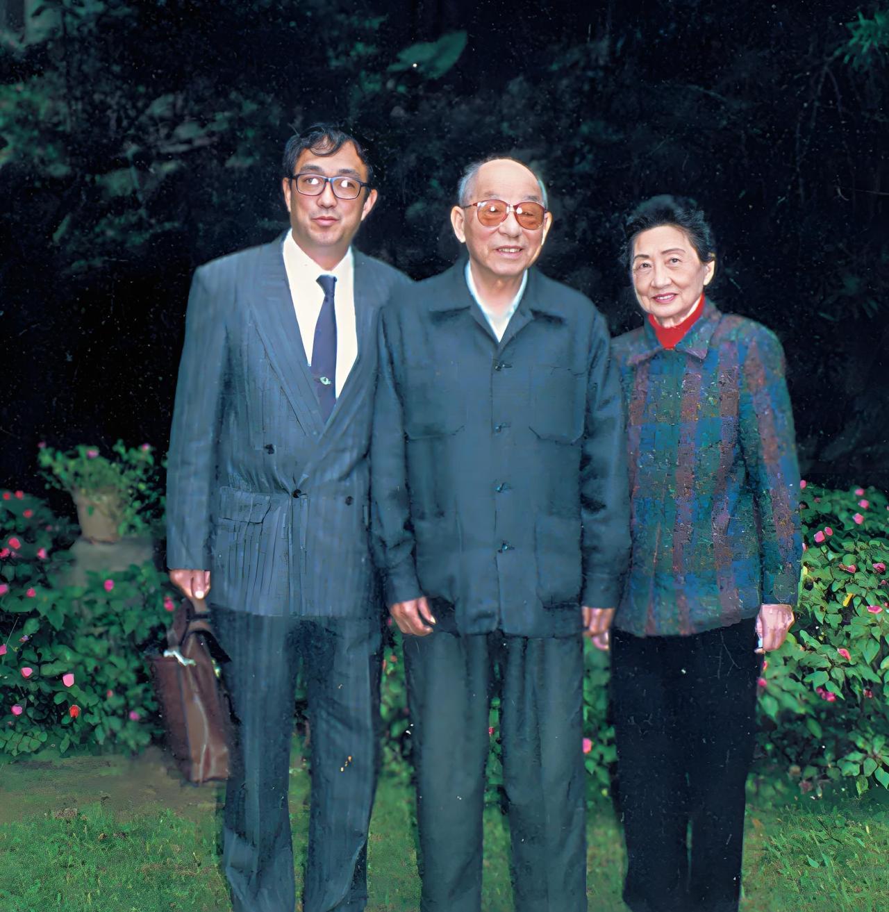 #老照片#1992年，著名导演谢晋，前去拜访张学良、赵一荻，一起留下的珍贵纪念