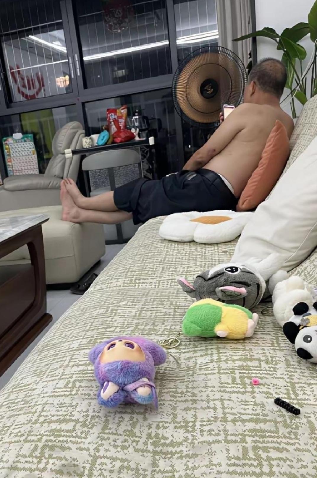 这是我老公的爸爸，每次出现都让我感觉很窒息。真的很难受，明明有单独的房子给他，来