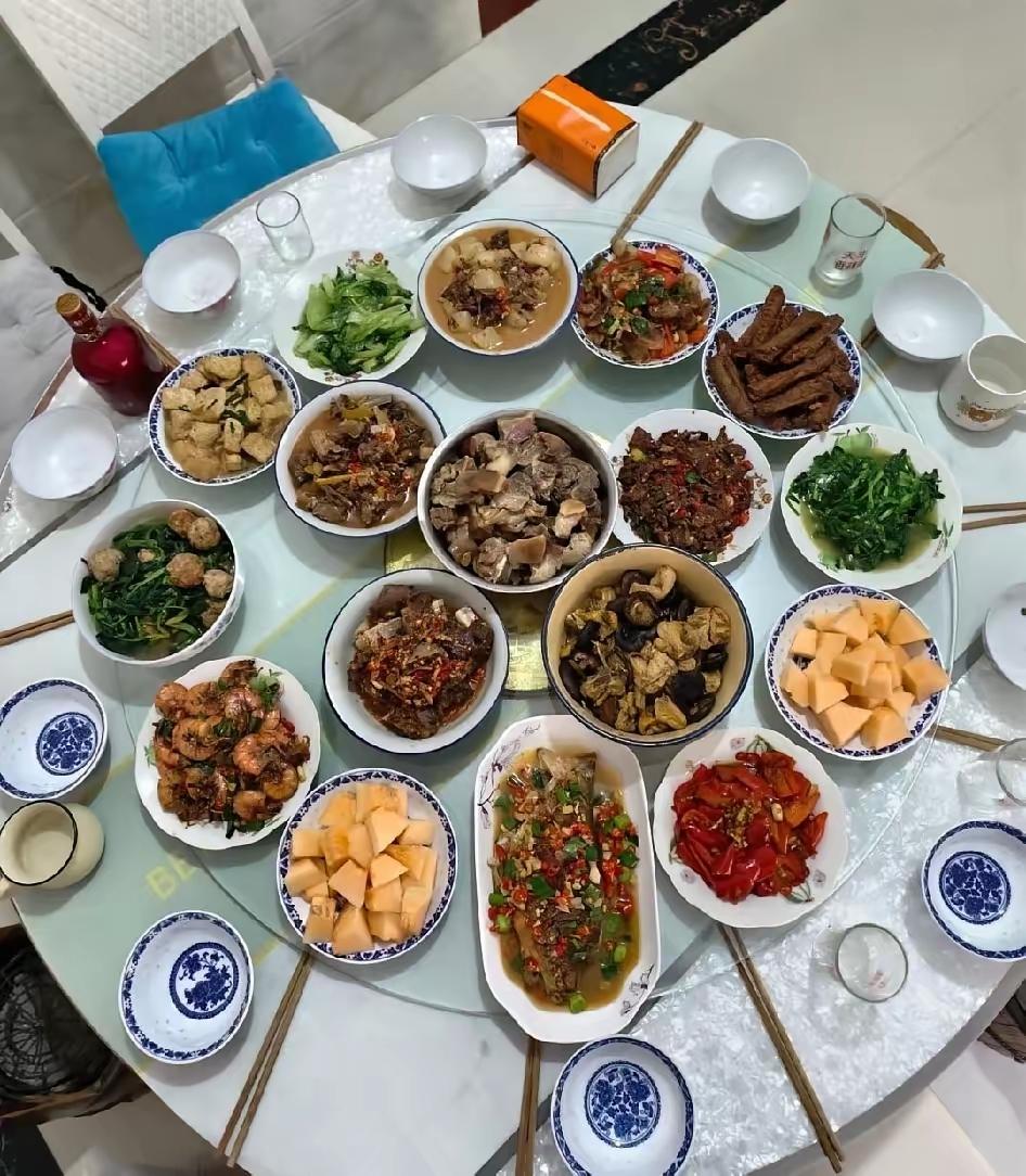 昨天是我老婆的生日，我忙活半天做了一大桌菜，老婆的弟弟妹妹两家都过来吃饭。端菜上