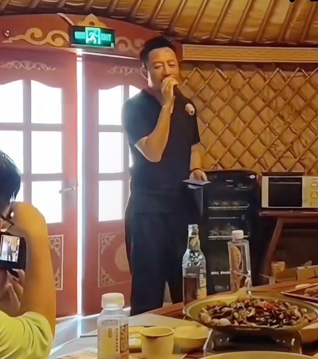 马筱梅不在身边汪小菲这是放飞自我了呀！拿起话筒连一秒钟都不用考虑，又直接唱起了