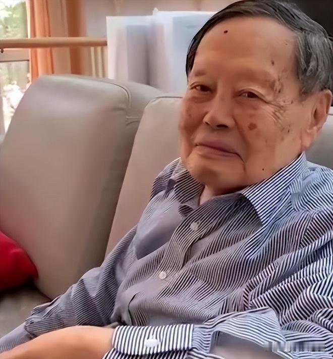 杨振宁走了。他一生做得有意义的事：1、2015年放弃美国国籍。杨的父亲直到临终