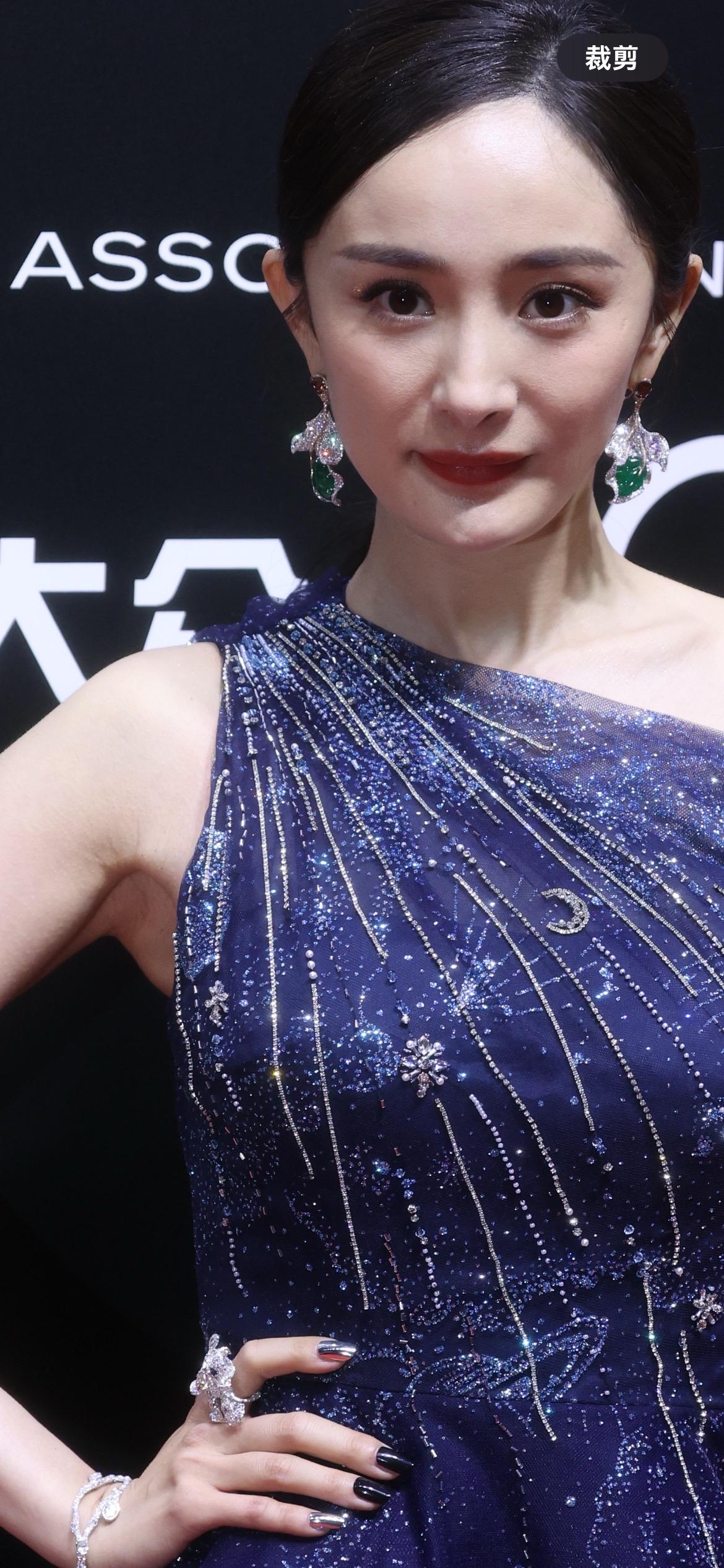 杨幂，好棒的腋下管理！杨幂腋下管理美到发光抹胸礼服造型