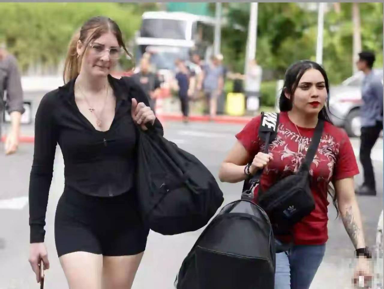 美国林肯号航母靠岸泰国，上岸的女兵都这么精致，真是引人瞩目啊。平常总以为美国