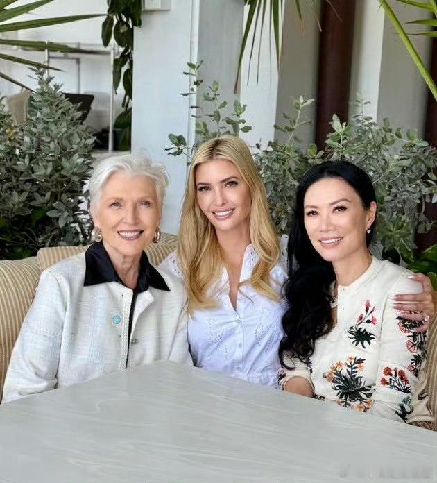 欧美上层社会是啥样，看看邓文迪，马斯克老妈，特朗普女儿伊万卡就知道了。