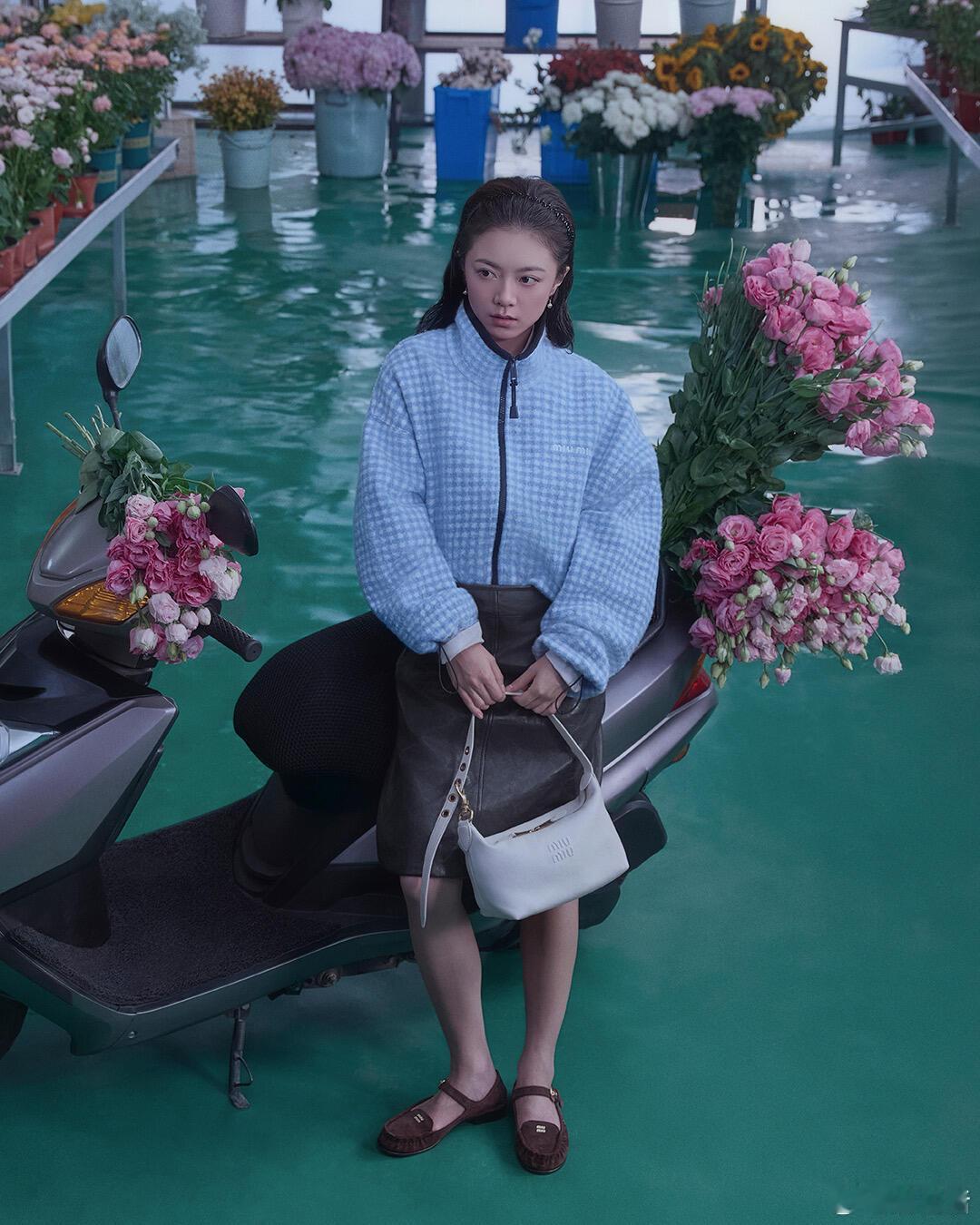 很难不怀疑MiuMiu造型师摄影师里是不是有赵今麦的黑粉