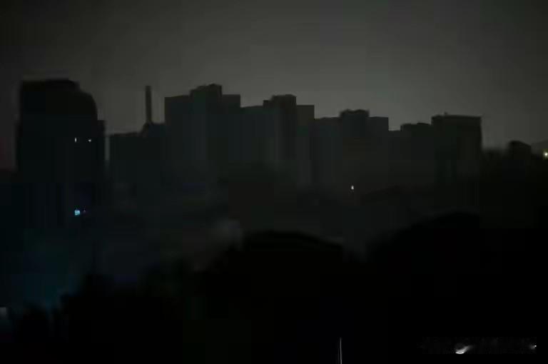 乌克兰首都基辅的大停电已经变成了常态，三年半的战争终于榨干了乌克兰最后一点儿工业