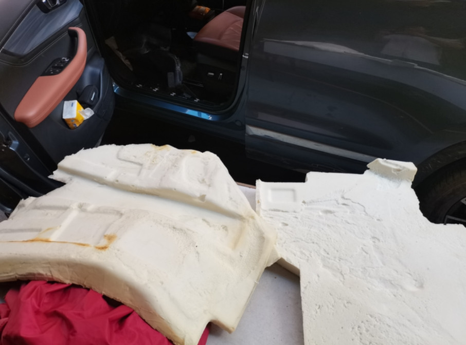 瑞虎8P的的臭味瑞虎8的臭，我也是中招了。那些胶板也进行了更换。现在这个白色的