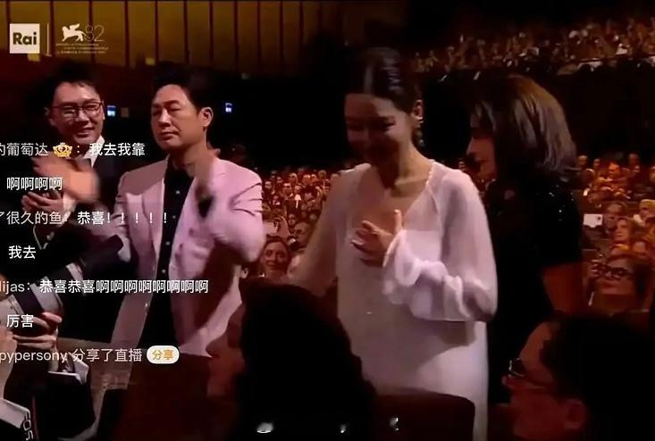 辛芷蕾获奖时张颂文的表情威尼斯电影节宣布辛芷蕾为影后时，张颂文的反应和表情：