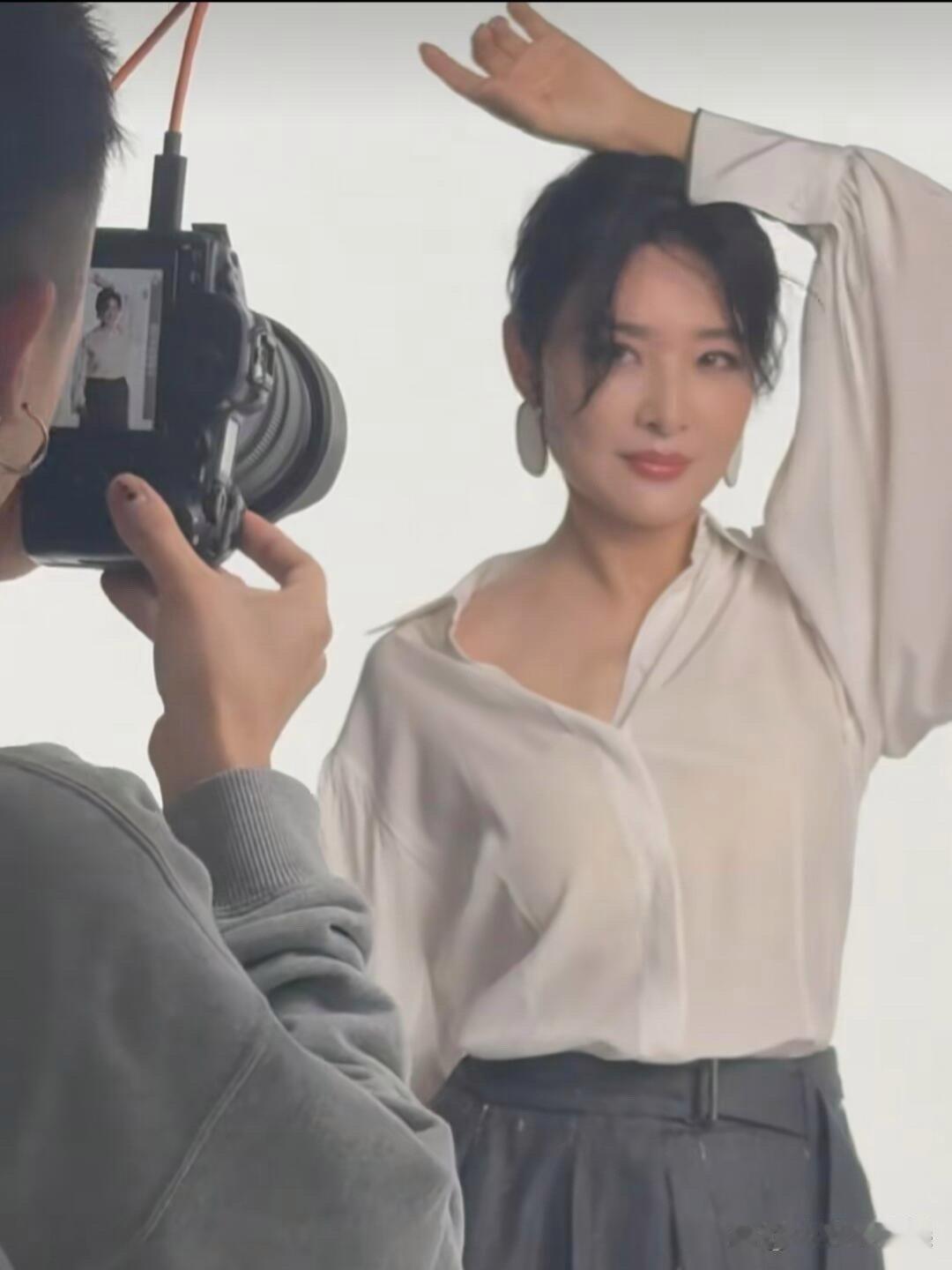 周涛这造型太惊艳了！衣领开到恰到好处，优雅又自带气场，这颜值气质谁能顶得住啊！