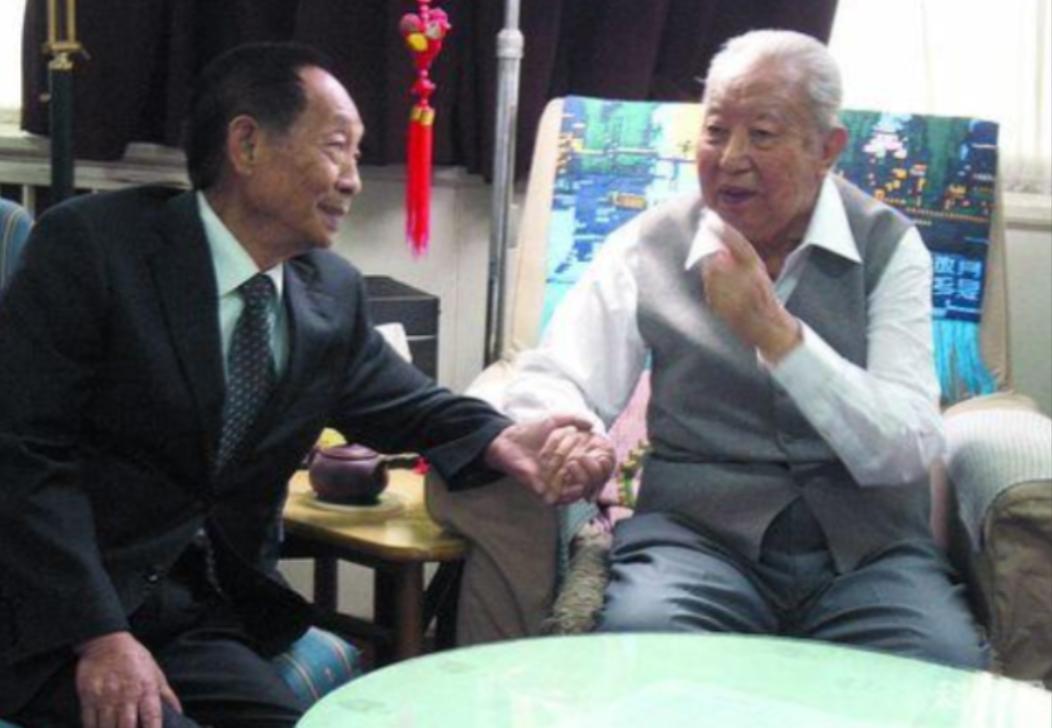 2006年，袁隆平到北京出差时，特意去看了身体欠佳的华国锋，当时华国锋不太愿见客