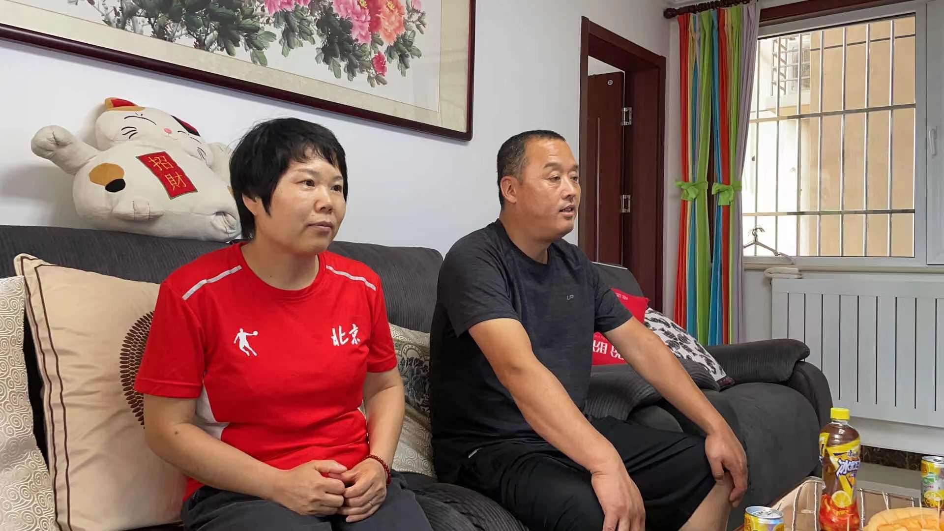 在《我家那闺女》综艺引发的巨大争议中，张家齐父亲几乎在所有家庭矛盾和对女儿的教养责任里全程缺席且沉默